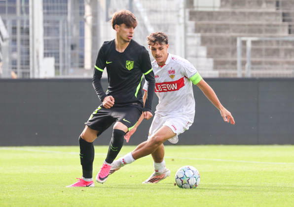 20.10.2026, Stuttgart, Fußball U19 Champions League, Saison 2026 2027, U19 YouthLeague VfB Stuttgart vs. Atletico Madrid, v.l. Oscar Parejo (Mad), Massimo Di Benedetto (VfB)