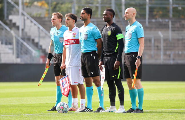 20.10.2026, Stuttgart, Fußball U19 Champions League, Saison 2026 2027, U19 YouthLeague VfB Stuttgart vs. Atletico Madrid, v.l. Massimo Di Benedetto (VfB), Taufyk Zanzi (Atletico)