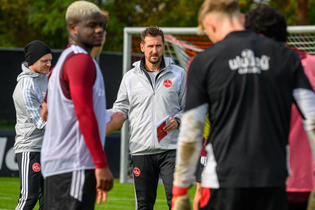 20.10.2026 - Fussball - 2. Fussball - Bundesliga - Saison 2026 2027 - 1. FC Nürnberg Nuernberg FCN ( Club ) - Training - Sportfoto Zink - xwoxzix - Miroslav Miro Klose ( Trainer 1. FC Nürnberg FCN ) spricht zu Mannschaft Team