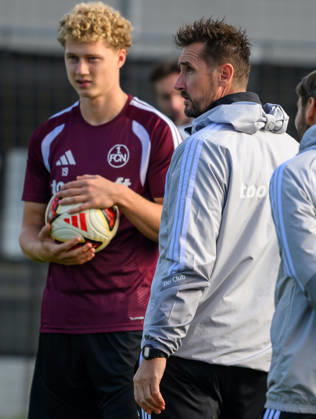 20.10.2026 - Fussball - 2. Fussball - Bundesliga - Saison 2026 2027 - 1. FC Nürnberg Nuernberg FCN ( Club ) - Training - Sportfoto Zink - xwoxzix - Miroslav Miro Klose ( Trainer 1. FC Nürnberg FCN ) vor Piet Scobel (19, 1. FC Nürnberg FCN )