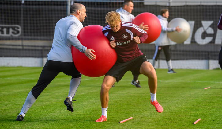 20.10.2026 - Fussball - 2. Fussball - Bundesliga - Saison 2026 2027 - 1. FC Nürnberg Nuernberg FCN ( Club ) - Training - Sportfoto Zink - xwoxzix - Gerald Stürzenhofecker Stuerzenhofecker (Athletik- und Reha-Trainer 1. FC Nürnberg FCN ) Eric Porstner (41, 1. FC Nürnberg FCN )