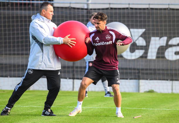 20.10.2026 - Fussball - 2. Fussball - Bundesliga - Saison 2026 2027 - 1. FC Nürnberg Nuernberg FCN ( Club ) - Training - Sportfoto Zink - xwoxzix - Gubov Milan (Physiotherapeut 1. FC Nürnberg FCN ) Andrea Ceresoli (14, 1. FC Nürnberg FCN )