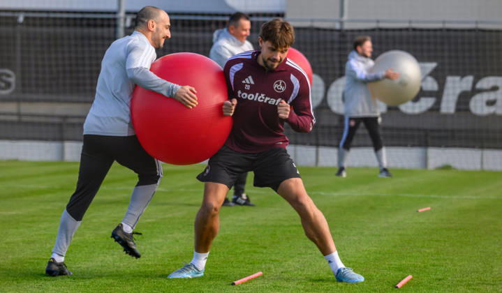 20.10.2026 - Fussball - 2. Fussball - Bundesliga - Saison 2026 2027 - 1. FC Nürnberg Nuernberg FCN ( Club ) - Training - Sportfoto Zink - xwoxzix - Gerald Stürzenhofecker Stuerzenhofecker (Athletik- und Reha-Trainer 1. FC Nürnberg FCN ) Fynn Otto (20, 1. FC Nürnberg FCN )