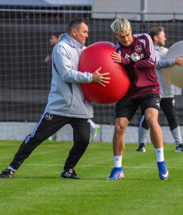 20.10.2026 - Fussball - 2. Fussball - Bundesliga - Saison 2026 2027 - 1. FC Nürnberg Nuernberg FCN ( Club ) - Training - Sportfoto Zink - xwoxzix - Gubov Milan (Physiotherapeut 1. FC Nürnberg FCN ) Sigurd Haugen ( 9, 1. FC Nürnberg FCN )