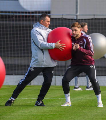 20.10.2026 - Fussball - 2. Fussball - Bundesliga - Saison 2026 2027 - 1. FC Nürnberg Nuernberg FCN ( Club ) - Training - Sportfoto Zink - xwoxzix - Gubov Milan (Physiotherapeut 1. FC Nürnberg FCN ) Styopa Mkrtchyan (5, 1. FC Nürnberg FCN )
