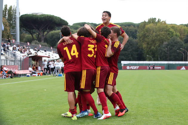 IPA89952610 - October 20, 2026 UEFA Youth League Spring Season: AS Roma vs. SK Slovan Bratislava. Pictured: Celebration (Photo by Gino Mancini)  Copyright: xGinoxMancini IPAxSportx xx IPA89952610 IPA89952610
