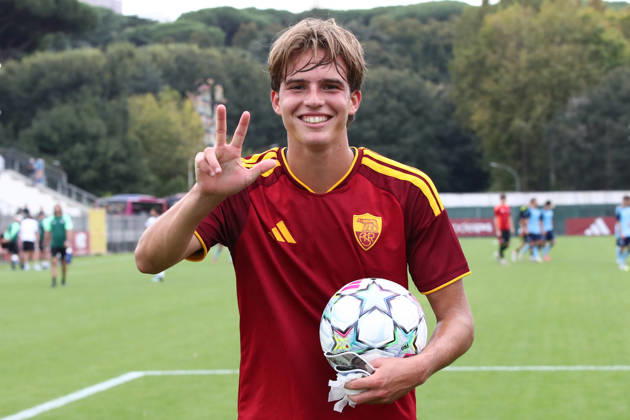 IPA89952614 - October 20, 2026 UEFA Youth League Spring Season: AS Roma vs. SK Slovan Bratislava. Pictured: Lorenzo Paratici celebrates his hat trick (Photo by Gino Mancini)  Copyright: xGinoxMancini IPAxSportx xx IPA89952614 IPA89952614