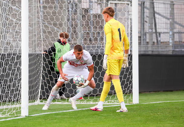 20.10.2026, Stuttgart, Fußball U19 Champions League, Saison 2026 2027, U19 YouthLeague VfB Stuttgart vs. Atletico Madrid, 2:3 Tor, Torschütze Enis Redzepi (VfB)