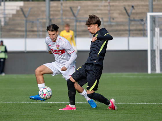 Zweikampf Neno Zezelj (VfB Stuttgart, 17) gegen Oscar Parejo (Atletico Madrid, 03), Laufduell Sprintduell Ballbesitz GER, Fussball, VfB Stuttgart vs. Atletico Madrid, UEFA Youth League, 3. Spieltag, Stuttgart, Saison 2026 2027, 20.10.2026 GER, Fussball, VfB Stuttgart vs. Atletico Madrid, UEFA Youth League, 3. Spieltag, Stuttgart, Saison 2026 2027, 20.10.2026 Stuttgart Copyright: xCarstenxSchweringx EP_CSG
