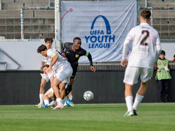 Zweikampf Massimo Di Benedetto (VfB Stuttgart, 06) behauptet den Ball vor Taufyk Zanzi (Atletico Madrid, 08), Ballbehauptung Abschirmen Ballkontrolle Koerpereinsatz Dynamik Offensivaktion GER, Fussball, VfB Stuttgart vs. Atletico Madrid, UEFA Youth League, 3. Spieltag, Stuttgart, Saison 2026 2027, 20.10.2026 GER, Fussball, VfB Stuttgart vs. Atletico Madrid, UEFA Youth League, 3. Spieltag, Stuttgart, Saison 2026 2027, 20.10.2026 Stuttgart Copyright: xCarstenxSchweringx EP_CSG