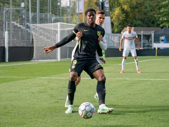 Zweikampf Gabriel Obama (Atletico Madrid, 09) behauptet den Ball vor Antonijo Janjic (VfB Stuttgart, 02), Ballbehauptung Abschirmen Ballkontrolle Koerpereinsatz Dynamik Offensivaktion GER, Fussball, VfB Stuttgart vs. Atletico Madrid, UEFA Youth League, 3. Spieltag, Stuttgart, Saison 2026 2027, 20.10.2026 GER, Fussball, VfB Stuttgart vs. Atletico Madrid, UEFA Youth League, 3. Spieltag, Stuttgart, Saison 2026 2027, 20.10.2026 Stuttgart Copyright: xCarstenxSchweringx EP_CSG