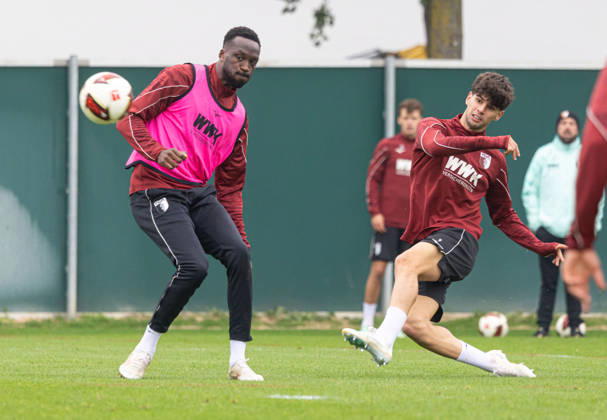 Rodrigo Ribeiro (FC Augsburg 9), Torschuß gegen Chrislain Matsima (FC Augsburg 5); FC Augsburg, Training,