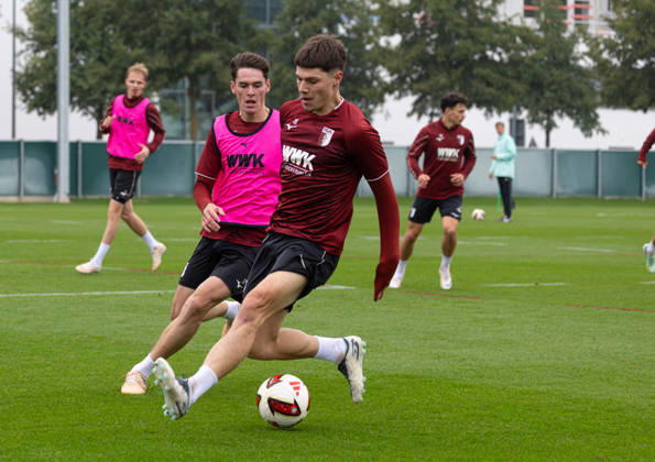 Mert Kömür (FC Augsburg 36) im Gleichschritt mit Tim Schnitzer (FC Augsburg 37); FC Augsburg, Training,
