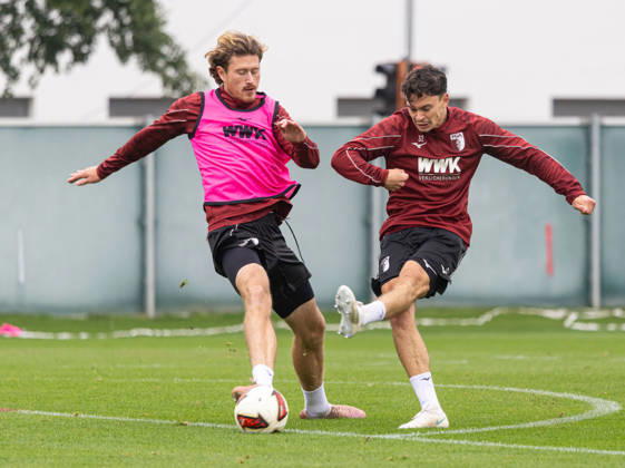 Fabian Rieder (FC Augsburg 32), Schuß wird geblockt von Calvin Brackelmann FC Augsburg 2); FC Augsburg, Training,