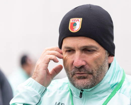 Manuel Baum (Trainer FC Augsburg) nachdenklich im Interview am Trainingsplatz; FC Augsburg, Training,