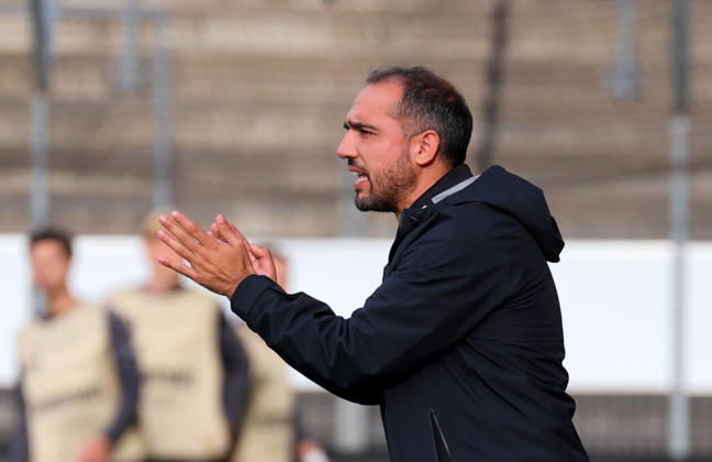 20.10.2026, Stuttgart, Fußball U19 Champions League, Saison 2026 2027, U19 YouthLeague VfB Stuttgart vs. Atletico Madrid, Atletico Trainer Pedro Moya