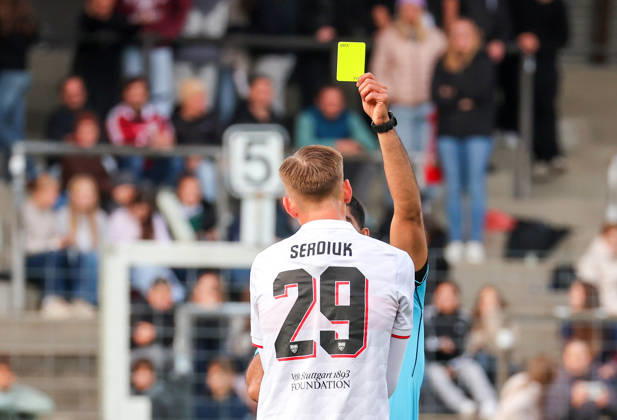 20.10.2026, Stuttgart, Fußball U19 Champions League, Saison 2026 2027, U19 YouthLeague VfB Stuttgart vs. Atletico Madrid, Kirill Serdiuk (VfB) gelbe Karte
