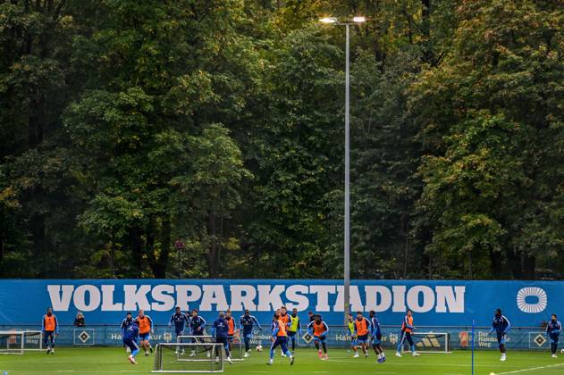 Volksparkstadion Schild Spielszene ( HSV ) Deutschland , Hamburg , Volksparkstadion , Fussball , 1. Bundesliga , Training des Hamburger SV
