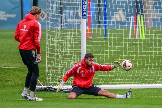 Elias Lahti Torwart Heuer Fernandes Daniel ( HSV ) schiessen sich ein Deutschland , Hamburg , Volksparkstadion , Fussball , 1. Bundesliga , Training des Hamburger SV