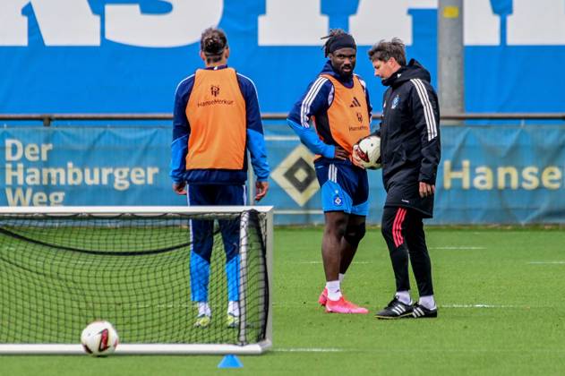Yussuf Poulsen Terem Moffi Trainer Merlin Polzin ( HSV ) Deutschland , Hamburg , Volksparkstadion , Fussball , 1. Bundesliga , Training des Hamburger SV