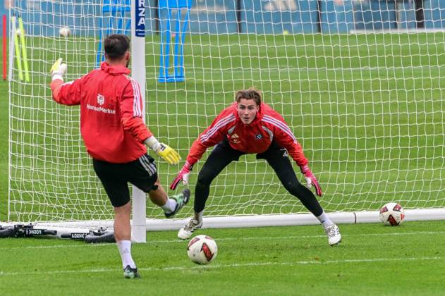 Torwart Heuer Fernandes Daniel Elias Lahti ( HSV ) schiessen sich ein Deutschland , Hamburg , Volksparkstadion , Fussball , 1. Bundesliga , Training des Hamburger SV