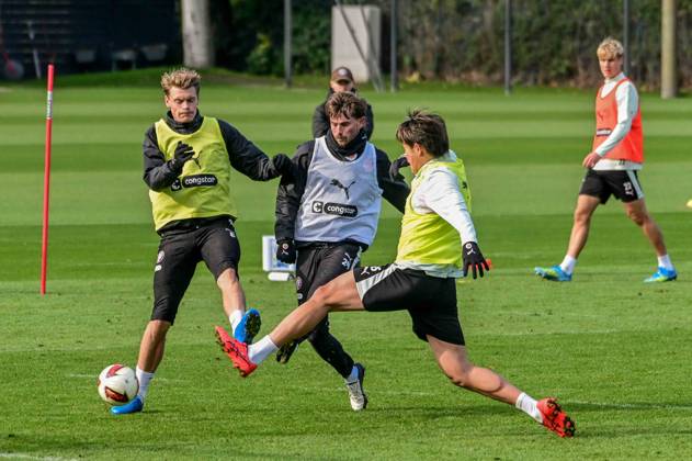 Eric Smith Connor Metcalfe Tomoya Ando ( Pauli ) am Ball Deutschland , Hamburg , Trainingsgelände an der Kollaustrasse , Fussball , 2. Bundesliga , FC St Pauli