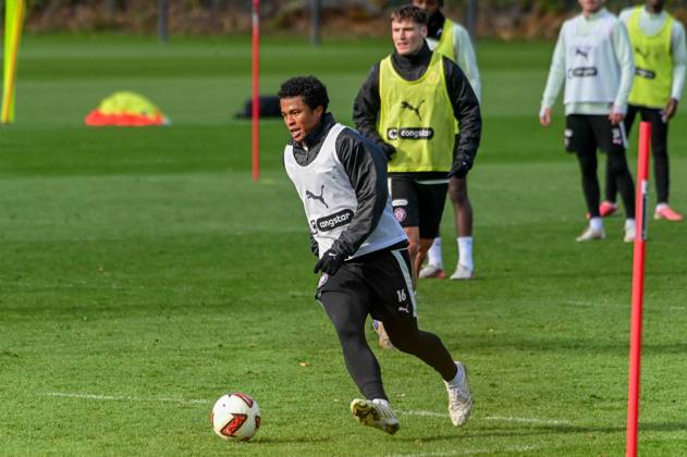 Joel Chima Fujita ( Pauli ) am Ball Deutschland , Hamburg , Trainingsgelände an der Kollaustrasse , Fussball , 2. Bundesliga , FC St Pauli