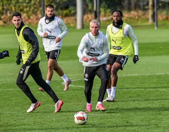 Branimir Hrgota Louis Oppie ( Pauli ) am Ball Deutschland , Hamburg , Trainingsgelände an der Kollaustrasse , Fussball , 2. Bundesliga , FC St Pauli