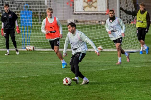Lars Ritzka ( Pauli ) am Ball Deutschland , Hamburg , Trainingsgelände an der Kollaustrasse , Fussball , 2. Bundesliga , FC St Pauli