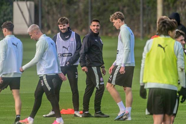 Connor Metcalfe lacht mit Trainer Marcel Rapp ( Pauli ) Deutschland , Hamburg , Trainingsgelände an der Kollaustrasse , Fussball , 2. Bundesliga , FC St Pauli