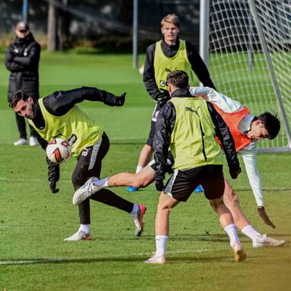Branimir Hrgota Taichi Hara ( Pauli ) Deutschland , Hamburg , Trainingsgelände an der Kollaustrasse , Fussball , 2. Bundesliga , FC St Pauli