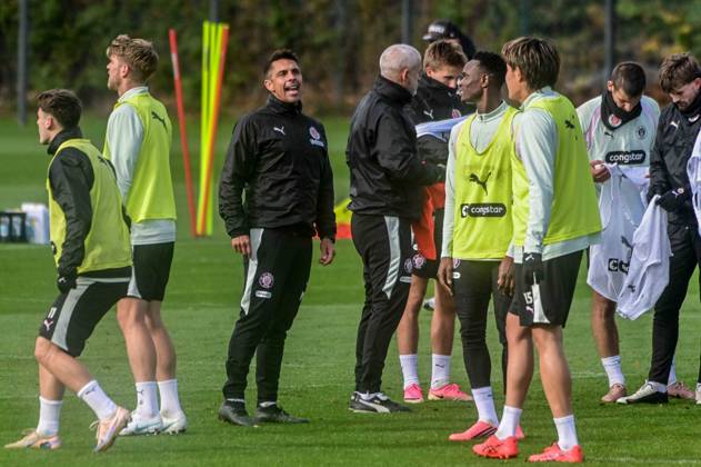 Trainer Marcel Rapp spricht zur Mannschaft ( Pauli ) Deutschland , Hamburg , Trainingsgelände an der Kollaustrasse , Fussball , 2. Bundesliga , FC St Pauli