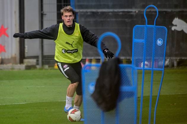 Eric Smith ( Pauli ) am Ball Deutschland , Hamburg , Trainingsgelände an der Kollaustrasse , Fussball , 2. Bundesliga , FC St Pauli