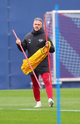 RB Leipzig - Training Champions League Leipzig, 20.10.2026, RB Akademie, UEFA Champions League , RB Leipzig - Abschlusstraining am Vortag von Real Madrid v. RBLeipzig , Im Bild: Trainer Martin Demichelis, RB Leipzig ,