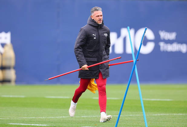 RB Leipzig - Training Champions League Leipzig, 20.10.2026, RB Akademie, UEFA Champions League , RB Leipzig - Abschlusstraining am Vortag von Real Madrid v. RBLeipzig , Im Bild: Trainer Martin Demichelis, RB Leipzig,