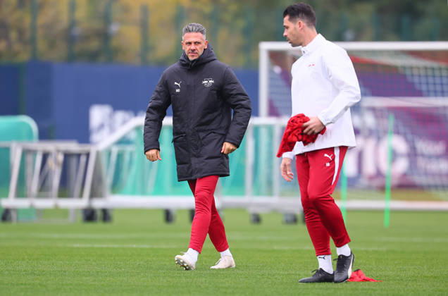 RB Leipzig - Training Champions League Leipzig, 20.10.2026, RB Akademie, UEFA Champions League , RB Leipzig - Abschlusstraining am Vortag von Real Madrid v. RBLeipzig , Im Bild: Trainer Martin Demichelis und Co-Trainer Thomas Stefan Buck (beide RB Leipzig) ,