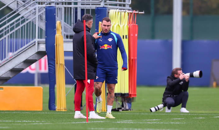 RB Leipzig - Training Champions League Leipzig, 20.10.2026, RB Akademie, UEFA Champions League , RB Leipzig - Abschlusstraining am Vortag von Real Madrid v. RBLeipzig , Im Bild v.l.: Trainer Martin Demichelis und David Raumr, beide RB Leipzig ,