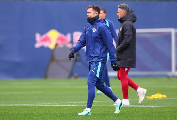 RB Leipzig - Training Champions League Leipzig, 20.10.2026, RB Akademie, UEFA Champions League , RB Leipzig - Abschlusstraining am Vortag von Real Madrid v. RBLeipzig , Im Bild: Christoph Baumgartner (14, RB Leipzig) vor Trainer Martin Demichelis. ,