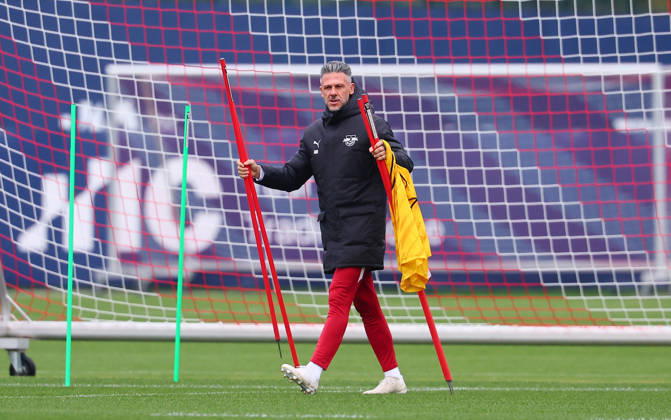 RB Leipzig - Training Champions League Leipzig, 20.10.2026, RB Akademie, UEFA Champions League , RB Leipzig - Abschlusstraining am Vortag von Real Madrid v. RBLeipzig , Im Bild: Trainer Martin Demichelis, RB Leipzig ,