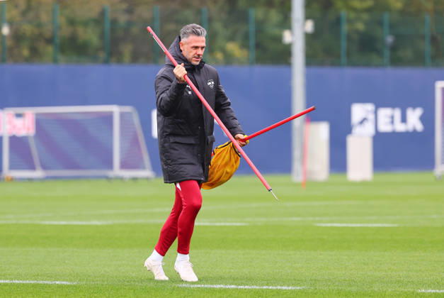 RB Leipzig - Training Champions League Leipzig, 20.10.2026, RB Akademie, UEFA Champions League , RB Leipzig - Abschlusstraining am Vortag von Real Madrid v. RBLeipzig , Im Bild: Trainer Martin Demichelis, RB Leipzig ,