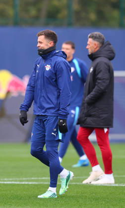 RB Leipzig - Training Champions League Leipzig, 20.10.2026, RB Akademie, UEFA Champions League , RB Leipzig - Abschlusstraining am Vortag von Real Madrid v. RBLeipzig , Im Bild v.l.: Christoph Baumgartner (14, RB Leipzig)vor Trainer Martin Demichelis, RB Leipzig ,