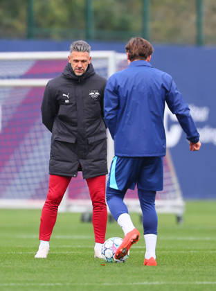 RB Leipzig - Training Champions League Leipzig, 20.10.2026, RB Akademie, UEFA Champions League , RB Leipzig - Abschlusstraining am Vortag von Real Madrid v. RBLeipzig , Im Bild v.l.: Trainer Martin Demichelis, RB Leipzig und Rocco Reitz (20, RB Leipzig) ,