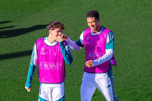 Fussball : Abschlusstraining, Real Madrid, 20.10.2026, Ciudad Real Madrid (Madrid) : Thiago Pitarch (Real Madrid, 27), Jude Bellingham (Real Madrid, 5) Geste, Gestik, Emotion Copyright: xMichellexLukax