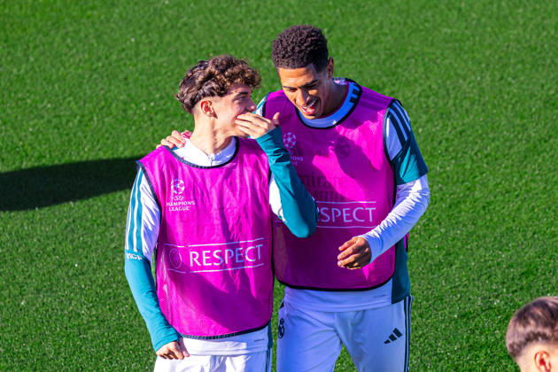 Fussball : Abschlusstraining, Real Madrid, 20.10.2026, Ciudad Real Madrid (Madrid) : Jude Bellingham (Real Madrid, 5), Thiago Pitarch (Real Madrid, 27) Geste, Gestik, Emotion Copyright: xMichellexLukax