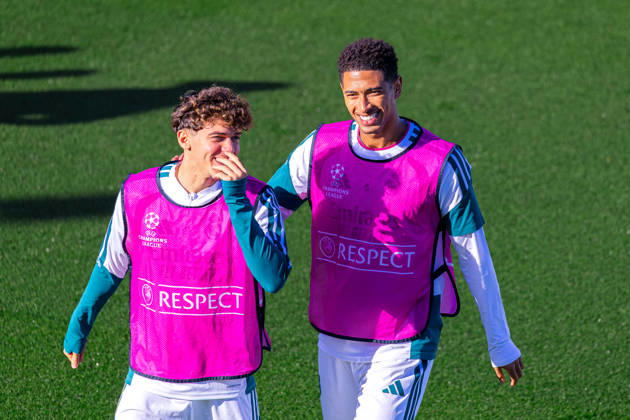 Fussball : Abschlusstraining, Real Madrid, 20.10.2026, Ciudad Real Madrid (Madrid) : Thiago Pitarch (Real Madrid, 27), Jude Bellingham (Real Madrid, 5) Geste, Gestik, Emotion Copyright: xMichellexLukax