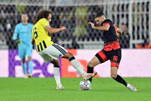 Fenerbahce v Slavia Prag - UEFA Champions League ISTANBUL, TURKIYE - OCTOBER 20: Matteo Guendouzi of Fenerbahce in action against Danijel Sturm during the UEFA Champions League Week 3 match between Fenerbahce and Slavia Prag at Chobani Stadium, on October 20, 2026 in Istanbul, Turkiye. Serhat Cagdas Anadolu Istanbul Turkey. Editorial use only. Please get in touch for any other usage.  Copyright: x2026xAnadoluxSerhatxCagdasx