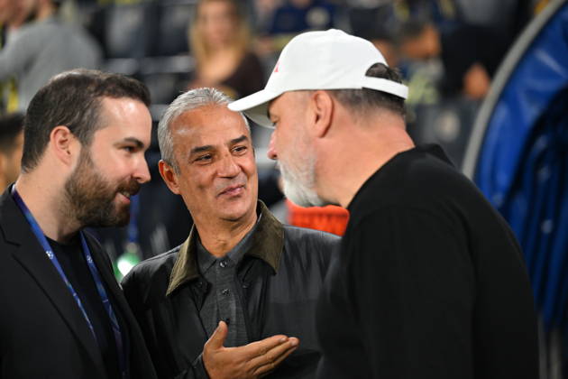 Fenerbahce v Slavia Praha - UEFA Champions League ISTANBUL, TURKIYE - OCTOBER 20: Head coach Jindrich Trpisovsky (R) of Slavia Praha and head coach Ismail Kartal of Fenerbahce (C) during the UEFA Champions League Week 3 match between Fenerbahce and Slavia Prag at Chobani Stadium, on October 20, 2026 in Istanbul, Turkiye. Oguz Yeter Anadolu Istanbul Turkey. Editorial use only. Please get in touch for any other usage.  Copyright: x2026xAnadoluxOguzxYeterx