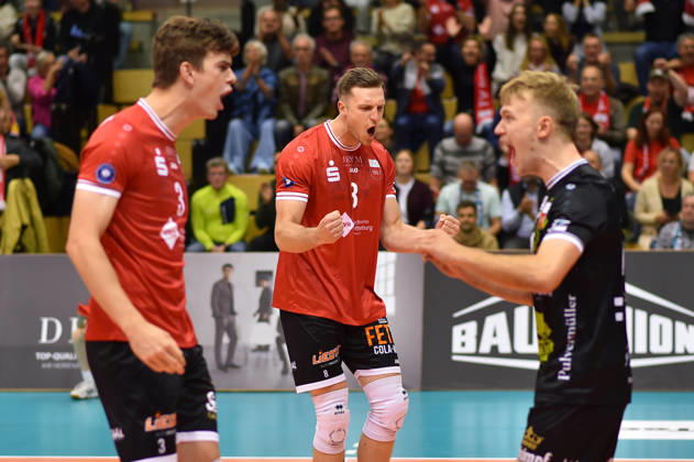 Freude, Jubel nach Punktgewinn, in der Mtte Niklas Lichtenauer (TV Rottenburg, 08), lnks Kieran Robinson-Dunning (TV Rottenburg, 03), rechts Mika Vicent Ahmann (TV Rottenburg, 18) TV Rottenburg vs. SWD powervolleys Dueren, Volleyball, 1. Bundesliga Maenner, 1. Spieltag, Spiel 1006, Spielzeit 2026 2027, 20.10.2026, TV Rottenburg vs. SWD powervolleys Dueren, Volleyball, 1. Bundesliga Maenner, 1. Spieltag, Spiel 1006, Spielzeit 2026 2027, 20.10.2026 Rottenburg Copyright: xEibner-Pressefoto RalphxKunzex EP_RKE