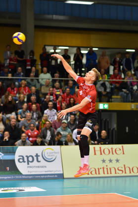 Aufschlag, Daniel Sulista (TV Rottenburg, 16) TV Rottenburg vs. SWD powervolleys Dueren, Volleyball, 1. Bundesliga Maenner, 1. Spieltag, Spiel 1006, Spielzeit 2026 2027, 20.10.2026, TV Rottenburg vs. SWD powervolleys Dueren, Volleyball, 1. Bundesliga Maenner, 1. Spieltag, Spiel 1006, Spielzeit 2026 2027, 20.10.2026 Rottenburg Copyright: xEibner-Pressefoto RalphxKunzex EP_RKE