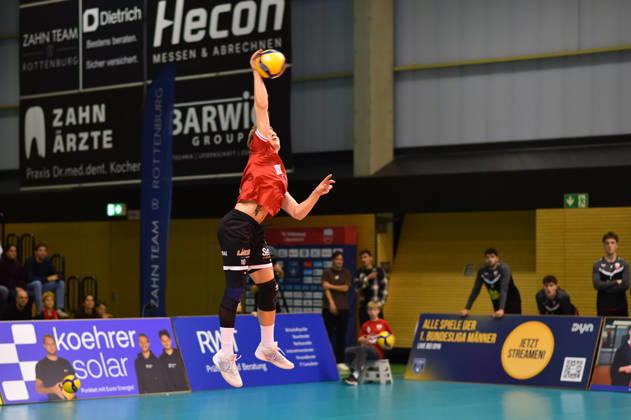 Jonas Enemark (TV Rottenburg, 10), Aufschlag TV Rottenburg vs. SWD powervolleys Dueren, Volleyball, 1. Bundesliga Maenner, 1. Spieltag, Spiel 1006, Spielzeit 2026 2027, 20.10.2026, TV Rottenburg vs. SWD powervolleys Dueren, Volleyball, 1. Bundesliga Maenner, 1. Spieltag, Spiel 1006, Spielzeit 2026 2027, 20.10.2026 Rottenburg Copyright: xEibner-Pressefoto RalphxKunzex EP_RKE
